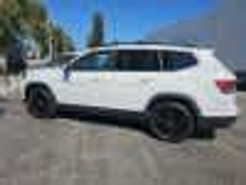 Used 2023 Volkswagen Atlas SE w/ Black Wheel Package FWD image 3