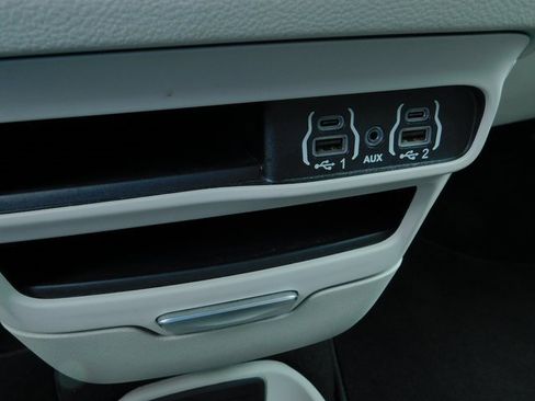 Used 2023 Chrysler Pacifica Touring-L image 35