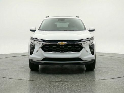 Used 2025 Chevrolet Trax LT w/ LT Convenience Package image 2