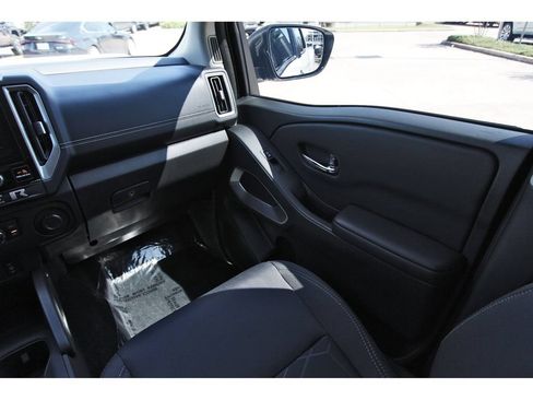 Used 2025 Nissan Frontier SV w/ SV Convenience Package RWD image 11