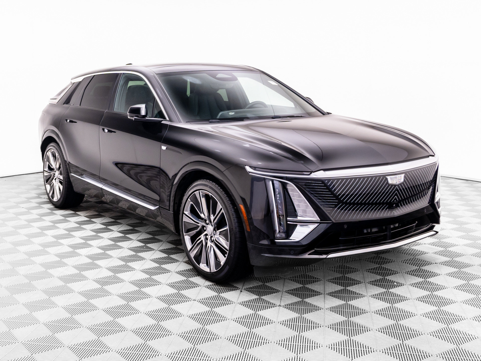 Used 2025 Cadillac Lyriq Luxury w/ LPO, Floor Liner Package AWD/4WD image 7