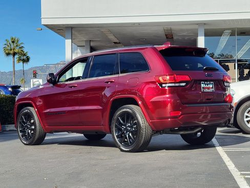 Used 2018 Jeep Grand Cherokee Altitude image 2