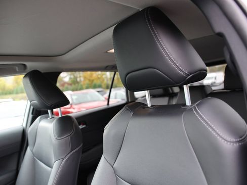 Used 2022 Toyota Corolla Cross XLE w/ Convenience Package image 20