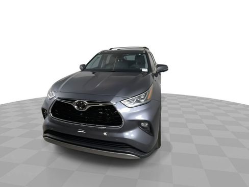 Used 2023 Toyota Highlander Platinum image 3