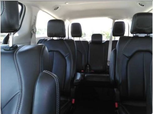 Used 2023 Chrysler Pacifica Touring-L FWD image 8