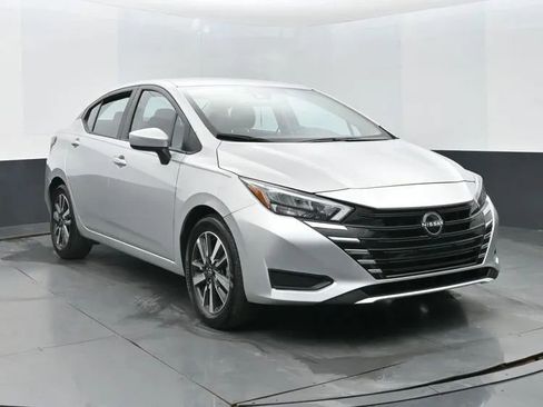 Used 2025 Nissan Versa SV image 2