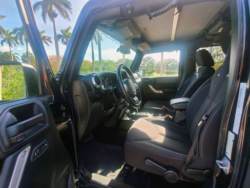 Used 2014 Jeep Wrangler Unlimited Rubicon w/ Connectivity Group AWD/4WD image 10