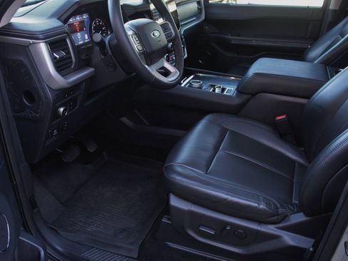 Used 2022 Ford Expedition XLT image 12