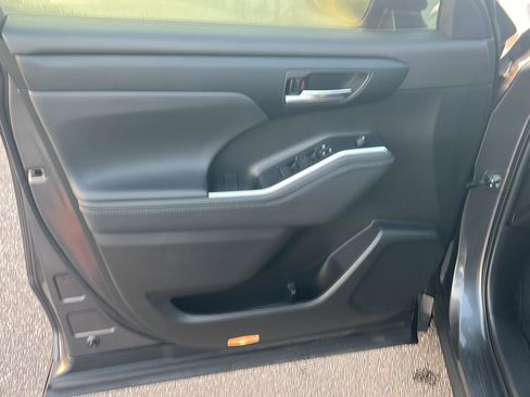 Used 2022 Toyota Highlander XLE image 17