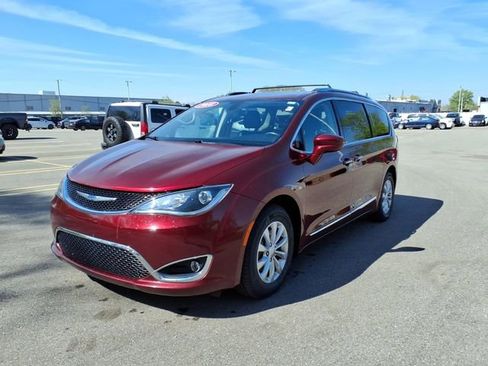 Used 2018 Chrysler Pacifica Touring-L FWD image 3