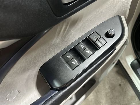 Used 2016 Toyota Highlander Limited image 19