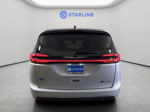 Used 2024 Chrysler Pacifica Select image 7