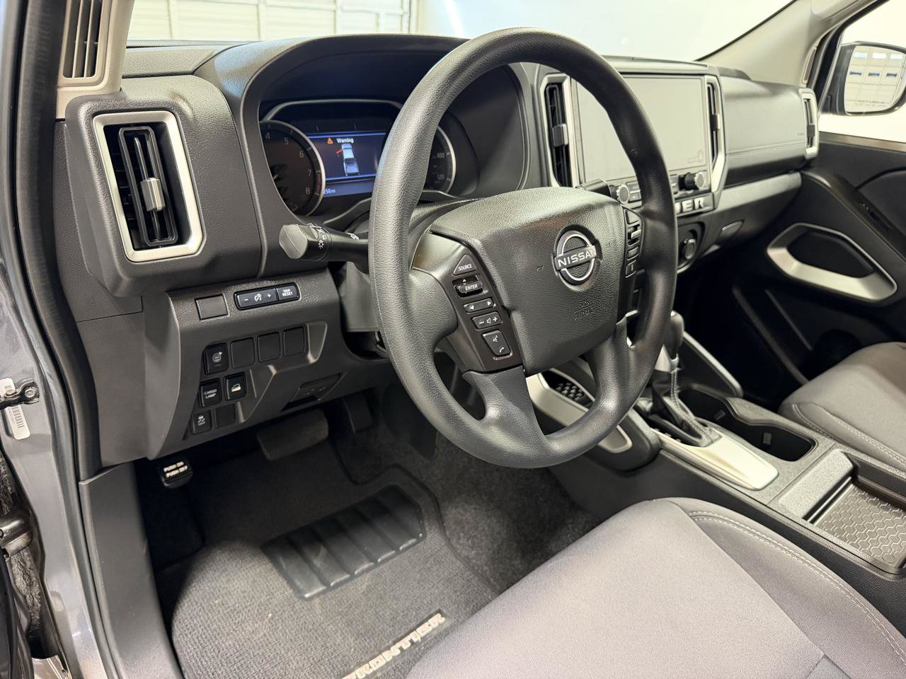 Used 2025 Nissan Frontier SV AWD/4WD image 11