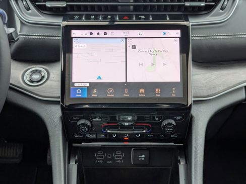 Used 2024 Jeep Grand Cherokee Limited w/ Black Appearance Package image 27