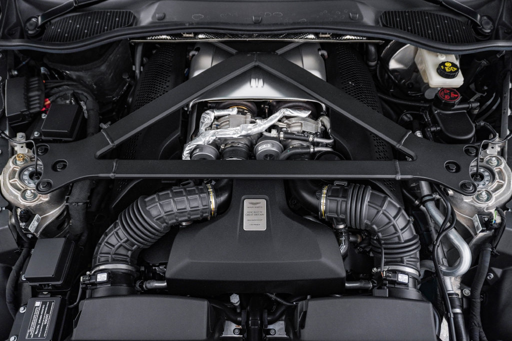 Used 2023 Aston Martin V8 Vantage Coupe RWD image 38