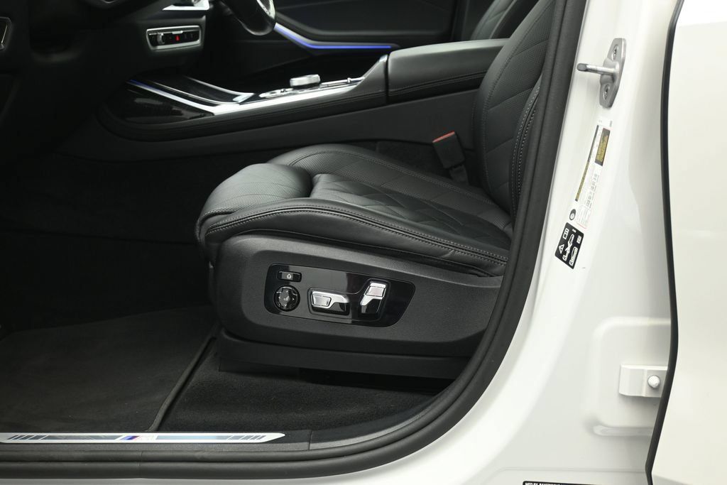 Used 2025 BMW X7 xDrive40i w/ M Sport Package AWD/4WD image 9