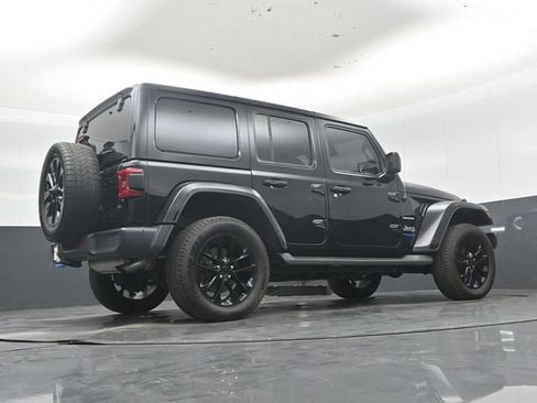 Used 2022 Jeep Wrangler Unlimited Sahara w/ Cold Weather Group AWD/4WD image 39