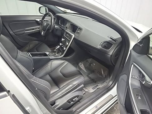 Used 2016 Volvo V60 T6 R-Design image 16