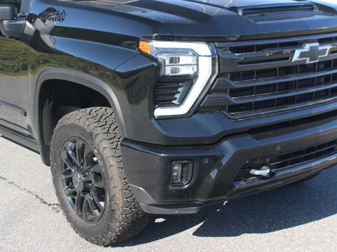 Used 2025 Chevrolet Silverado 2500 High Country w/ High Country Premium Package AWD/4WD image 9