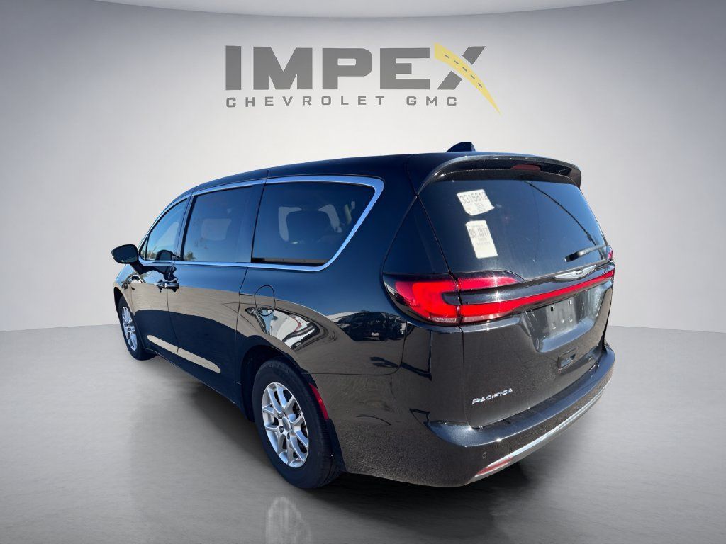Used 2023 Chrysler Pacifica Touring-L FWD image 3