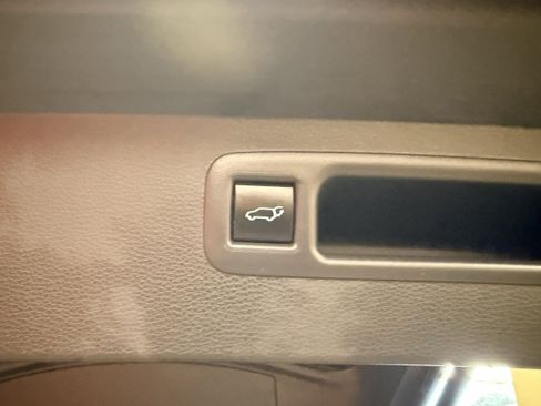 Used 2023 Toyota Highlander XLE AWD/4WD image 17