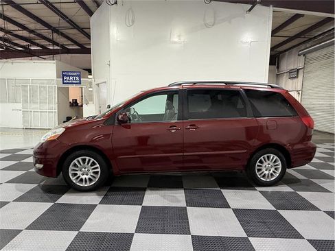 Used 2008 Toyota Sienna XLE image 10