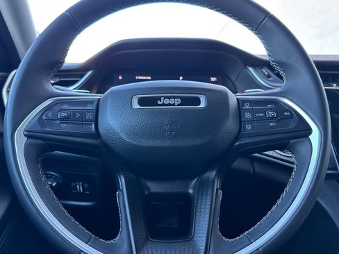 Used 2023 Jeep Grand Cherokee L Laredo image 27