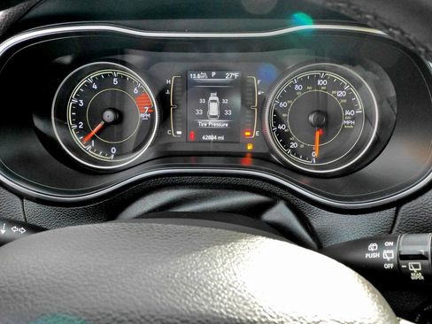 Used 2019 Jeep Cherokee Latitude w/ Cold Weather Group image 12