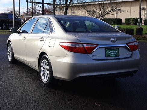 Used 2016 Toyota Camry LE image 4