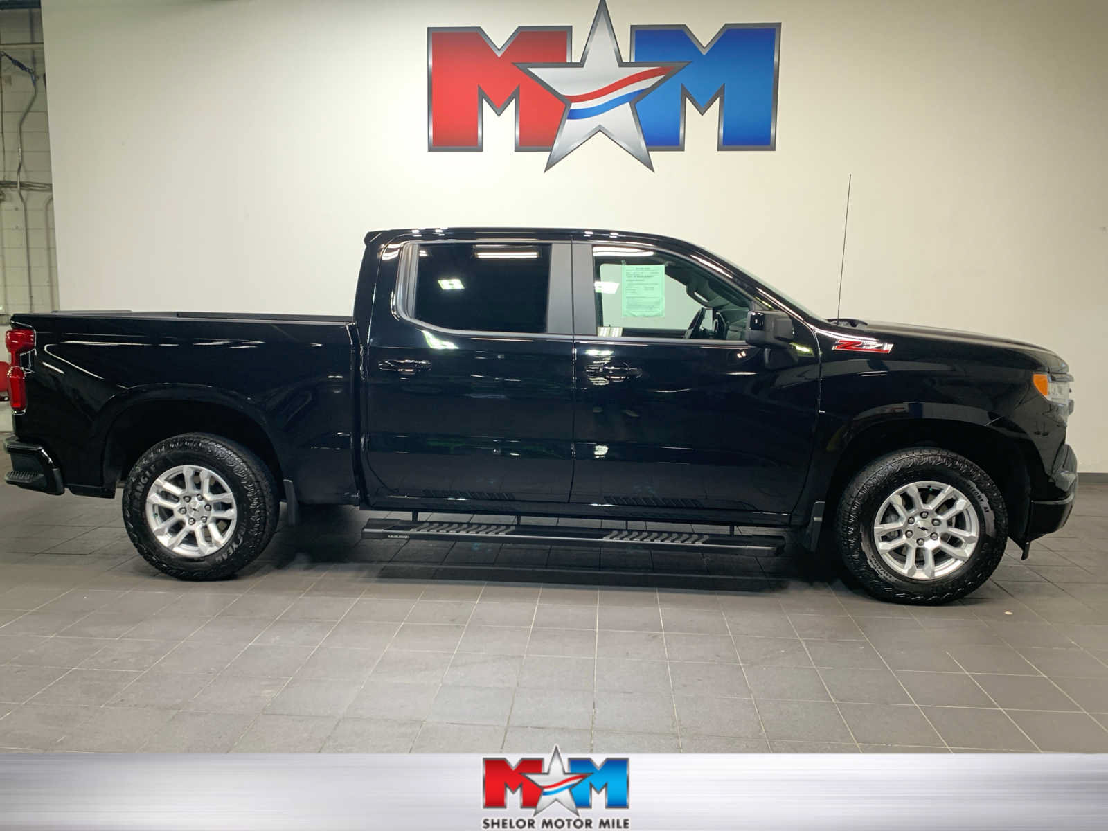 Used 2025 Chevrolet Silverado 1500 RST w/ Z71 Off-Road Package AWD/4WD image 1