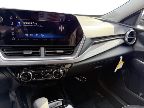 Used 2025 Chevrolet Trax ACTIV image 12