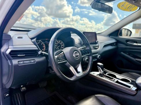 Used 2024 Nissan Altima 2.5 SR FWD image 9
