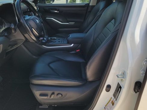Used 2020 Toyota Highlander XLE AWD/4WD image 6