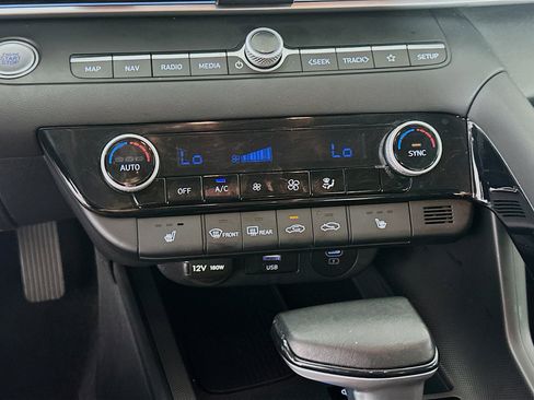 Used 2025 Hyundai Elantra SEL image 24