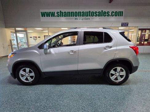 Used 2017 Chevrolet Trax LT w/ LT Convenience Package FWD image 11