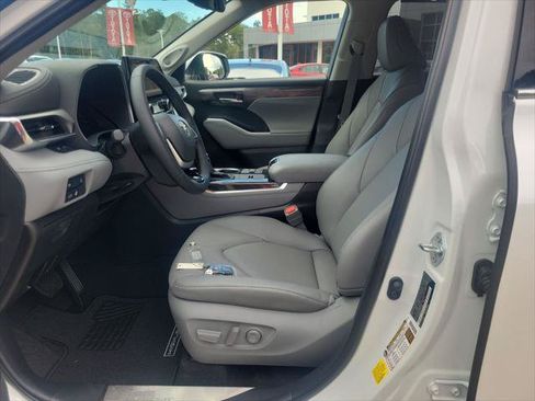 Certified 2026 Toyota Highlander Limited AWD/4WD image 15