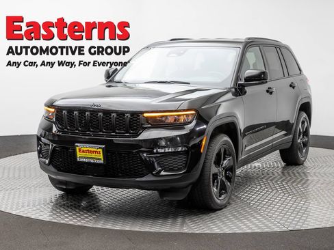 Used 2023 Jeep Grand Cherokee Limited w/ Black Appearance Package AWD/4WD image 1