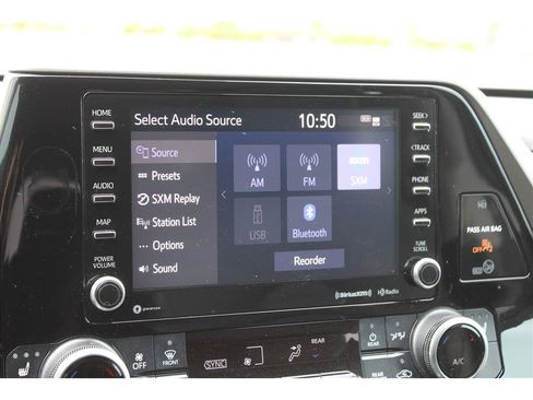 Used 2021 Toyota Highlander XLE AWD/4WD image 24