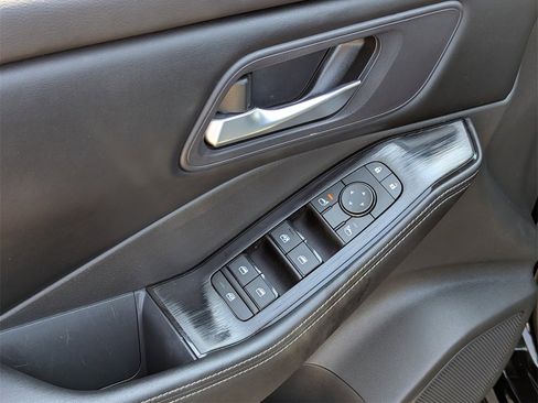 Used 2024 Nissan Rogue SV image 11