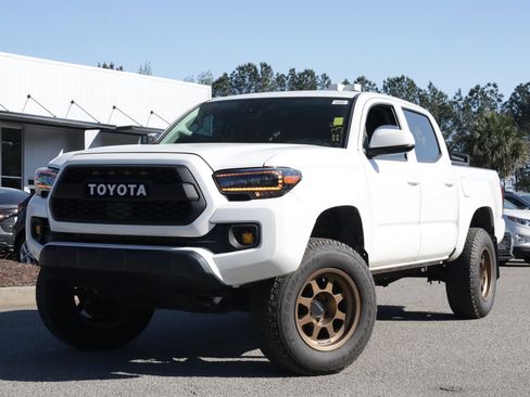 Used 2019 Toyota Tacoma SR image 1