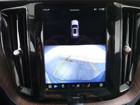 Used 2022 Volvo XC60 B5 Momentum image 18