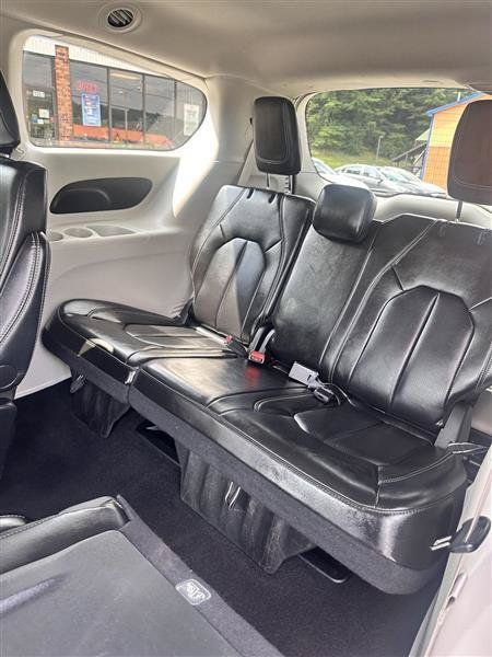 Used 2024 Chrysler Pacifica Touring-L FWD image 11