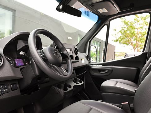 Used 2022 Mercedes-Benz Sprinter 2500 image 12