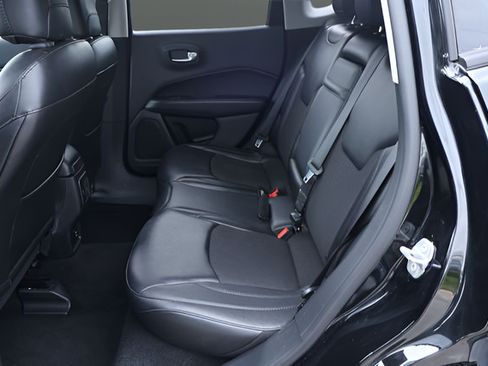 Used 2018 Jeep Compass Latitude w/ Popular Equipment Group FWD image 13