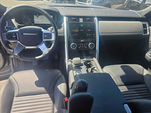Used 2025 Land Rover Discovery S AWD/4WD image 21