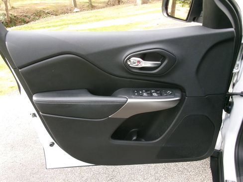 Used 2019 Jeep Cherokee Latitude Plus w/ Comfort/Convenience Group image 10