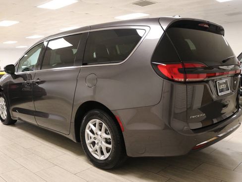 Used 2023 Chrysler Pacifica Touring-L image 9