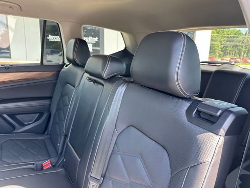 Used 2024 Volkswagen Atlas SE w/ Panoramic Sunroof Package FWD image 5