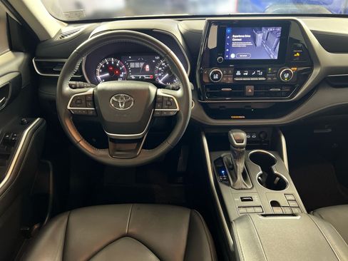 Used 2024 Toyota Highlander XLE AWD/4WD image 23