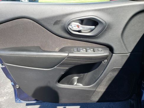 Used 2015 Jeep Cherokee Latitude w/ Cold Weather Group FWD image 11